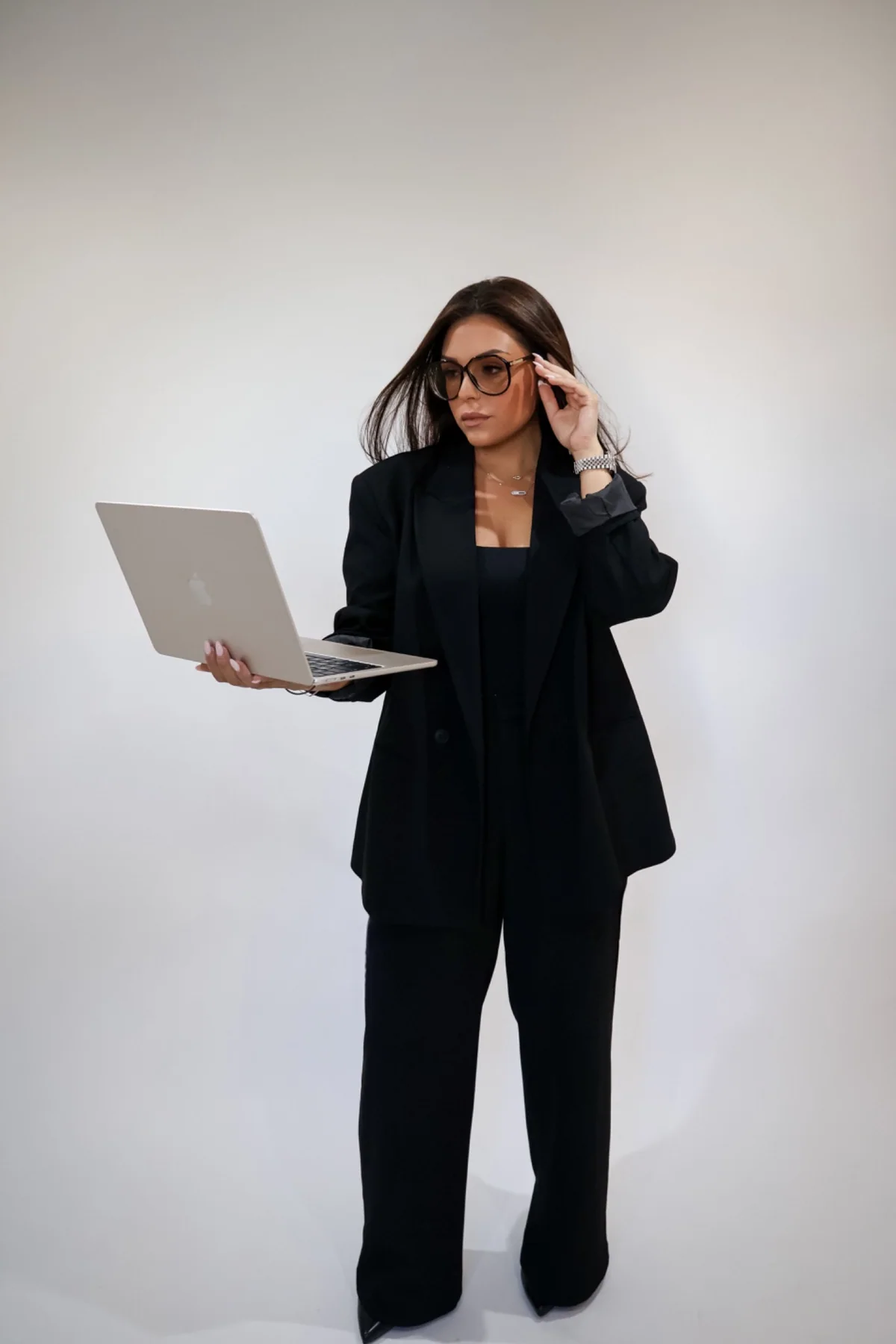 Maxime Rousseau avec son MacBook pendant la préparation de son travail